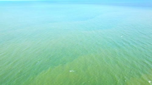 4K-Luftaufnahme der Drohnenbewegung auf wunderschönem Meer. Flug über den Ozean, offenes Meer.