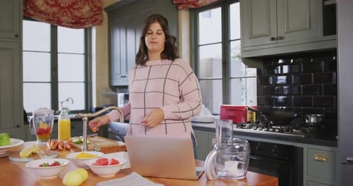 Mujer vloguera caucásica haciendo un Vídeo de cocina en casa