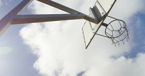 Jugador de baloncesto anotando un mate