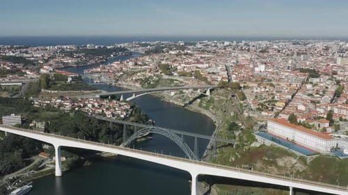 Imagens de drone de bonde urbano viajando ao longo da ponte