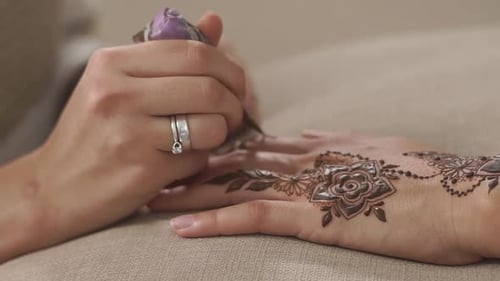Aplicando henna con cono.