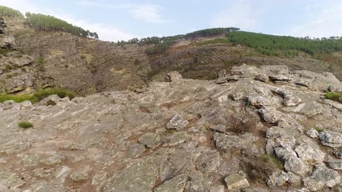 Fliege über Mountain Cliff