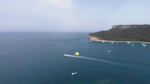 Parasailing über einer tropischen Insel.
