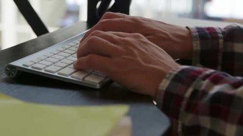 Junger Mann arbeitet in einem kreativen Büro