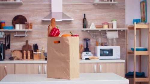 Bolsa de papel de supermercado en cocina