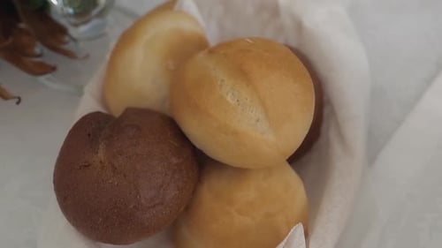 Der Tisch wird mit frischen Brötchen serviert 1