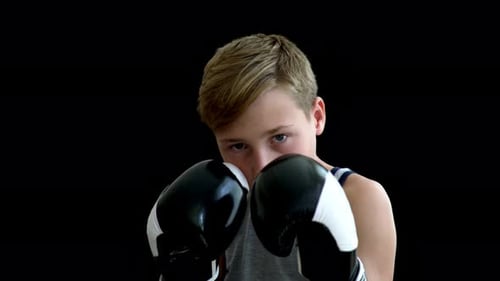 Ein junger Sportler beschäftigt sich mit Boxen