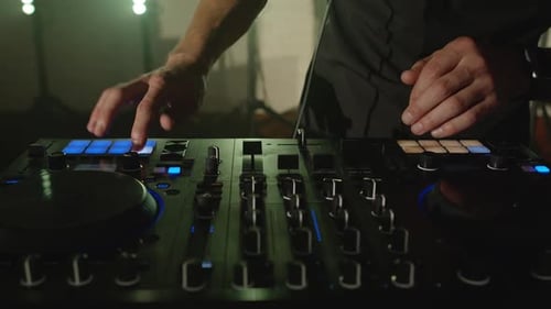 Live-DJ-Performance von Energetic Man mit Mixer-Controller beim Tanzen auf Konzertmusiker