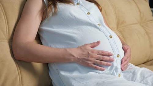 беременная гладит живот спокойствие