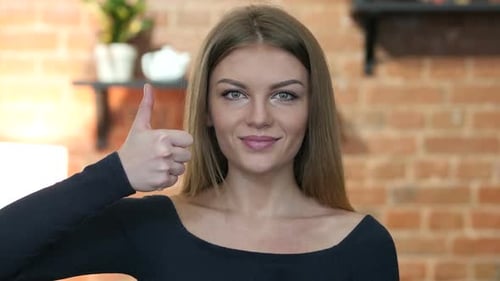 Thumbs Up von Young Girl, Portrait