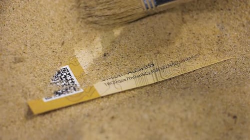 La brosse nettoie la monnaie numérique Bitcoin Banknote