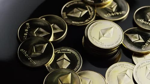 Rotierende Aufnahme von Bitcoins (digitale Kryptowährung) - BITCOIN ETHEREUM 172