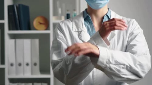 El doctor simboliza con las manos una cruz, las manos con una cruz, el símbolo del rechazo, Stop No