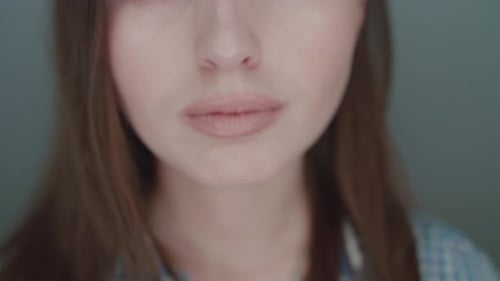 La vista cercana de Pretty Girl muestra una señal de silencio
