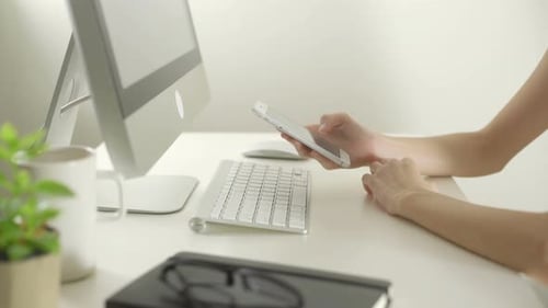 Utilisation d'un smartphone au bureau