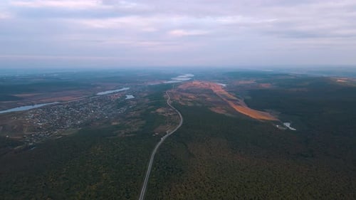 Luftaufnahme von malerischen Wäldern mit einer Autobahn, die den Wald durchquert