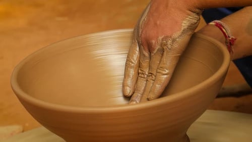 Potter at Work fabrique des plats en céramique