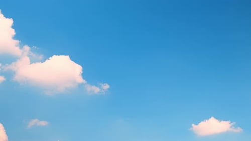 Lapso de tempo no céu de 4K, céu azul claro e macio, branco ondulado