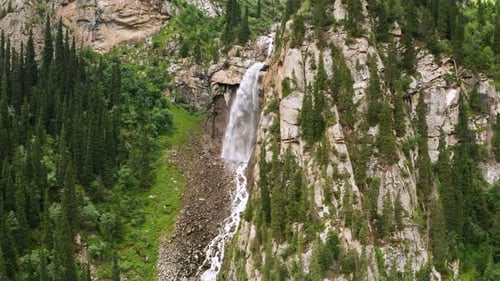 Luftaufnahme des Wasserfalls in der Barskoon-Schlucht Kirgisistan