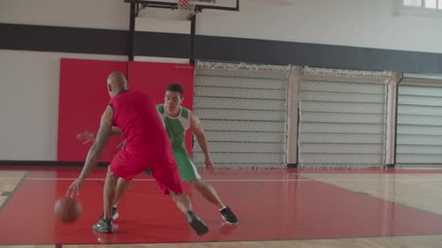 Schwarzer Basketballspieler macht Zwei-Punkte-Sprungschuss