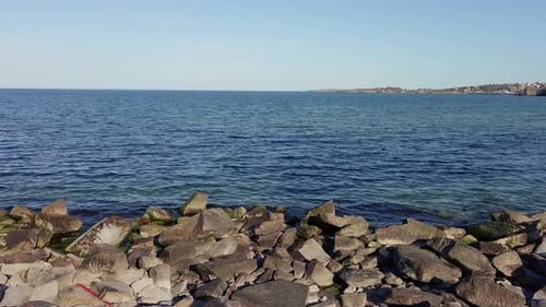 Bulgarische Landschaft mit dem Schwarzen Meer und Steinen bei Sonnenuntergang