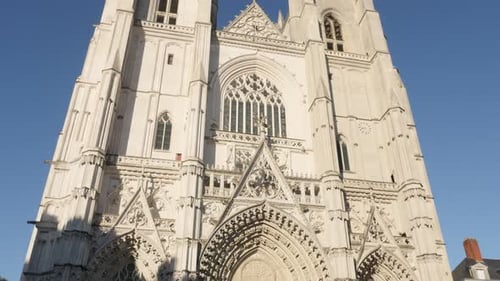 Dekorative gotische Kunstfassade des berühmten religiösen Denkmals 4K 2160p 30fps UltraHD-Filmmaterial - Detailliert