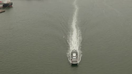 AÉRIEN : Vue sur l'eau de la rivière avec vue en bateau vers le haut pour admirer les quais et les toits de Brooklyn