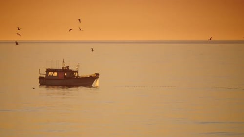 Fischerboot auf dem Meer bei Sonnenaufgang