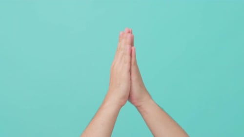 Nahaufnahme eines männlichen Handhebens mit klatschender Geste isoliert, blauer Bildschirm im Hintergrund