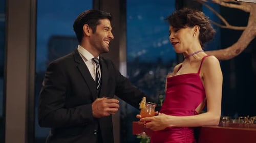 4K кавказский мужчина и женщина флиртуют друг с другом в роскошном баре.