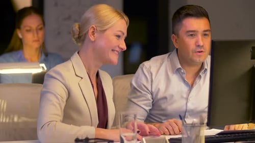 Equipe de negócios com papéis e computador no escritório 68