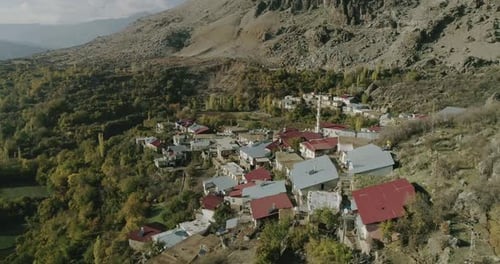 Vue aérienne des montagnes et du village de Diyarbakir 6
