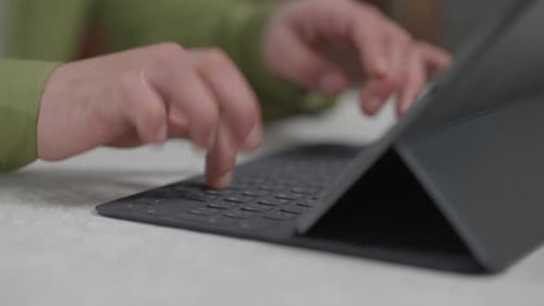 Männliche Finger schreiben SMS auf Tablet-Tastatur Nahaufnahme