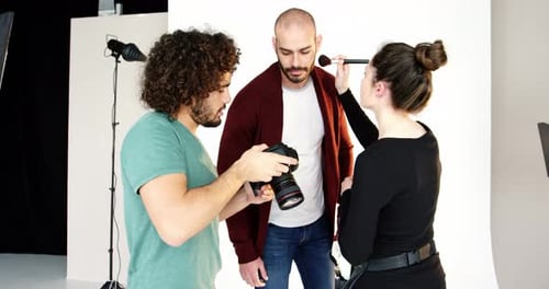 Model schminkt sich bei der Interaktion mit dem Fotografen
