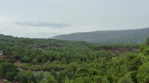 Vídeo de drone de uma paisagem montanhosa natural com montanhas