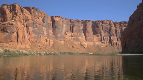 Colorado River und senkrechte Klippen