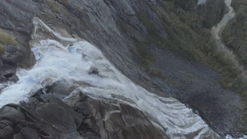 Brücke über den Wasserfall