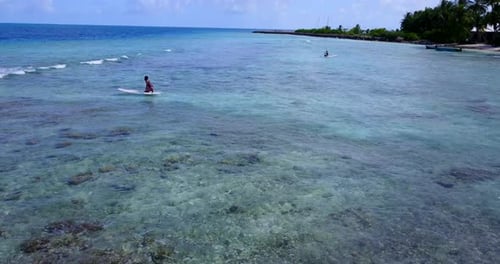 Abstrakte Aufnahme eines weißen Sandparadiesstrandes und türkisfarbenem Meerhintergrund in c