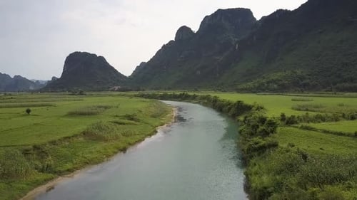 Luftaufnahme Blauer Fluss mit sandigen Ufern zwischen grünen Feldern