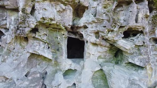 Ensemble d'un monastère troglodyte dans la forêt de Krehiv