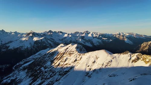 Le mont Mussa-Achitara, la montagne la plus visitée au-dessus du village de Dombay