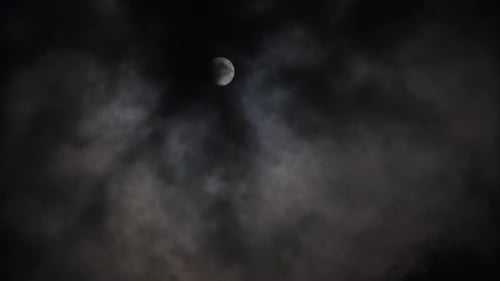 Vollmond bewegt sich zwischen Wolken