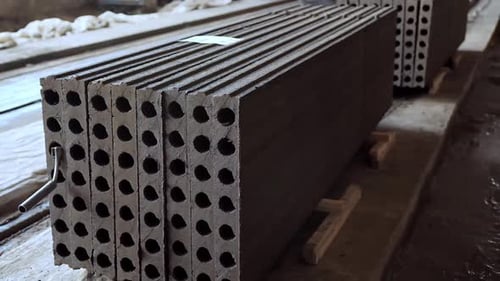 Stahlbetonplatten aufeinander gestapelt. Anlage zur Herstellung von Stahlbetonplatten. Sta