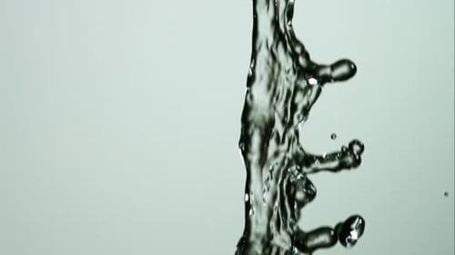 Água derramando e espirrando em câmera ultra câmera lenta 1500 fps em uma superfície refletora - WATER POURS 127