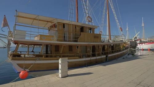 Holzboot im Hafen vor Anker
