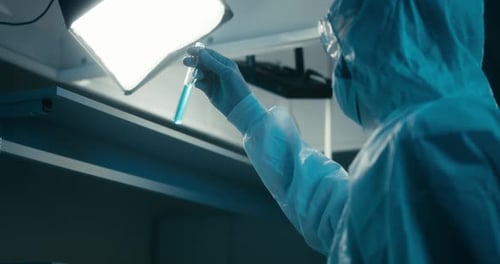 Científico examinando una muestra en el laboratorio