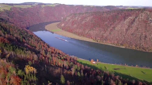 Barco de transporte de carga en un río que mueve carga y mercancías