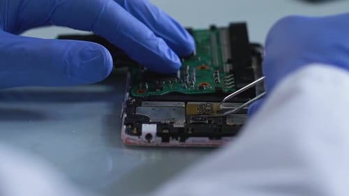 Krimineller Experte entfernt Microboard aus verbranntem Handy, Untersuchung
