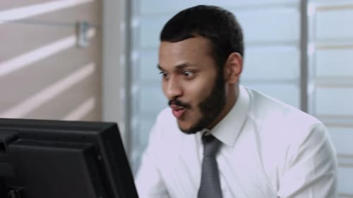 Typ, der ein Computerspiel spielt, Angestellter im Büro am Computer. Spieler, Computerhacker