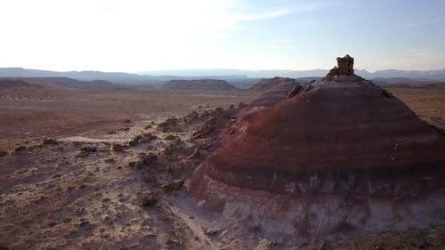 Flug vorbei an rotem Dirt Mount in der Wüste von Utah